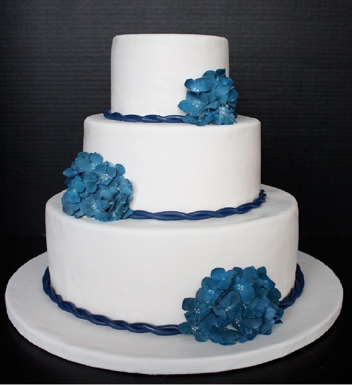 Кремово синий. Торт голубого цвета. Свадебный торт в синем цвете. Свадебный торт голубого цвета. Торт бело голубой.