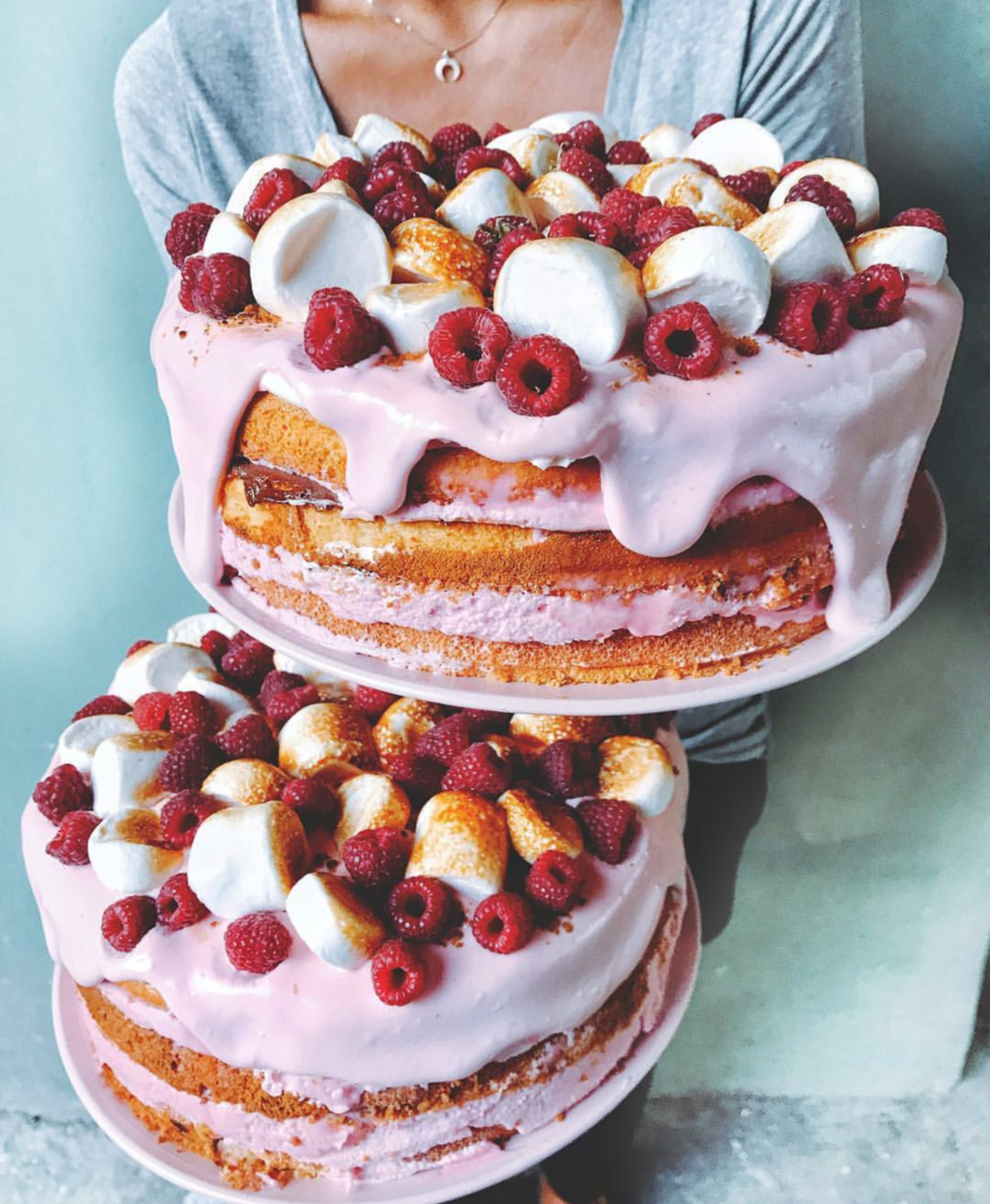 Торт с клубникой и зефирками