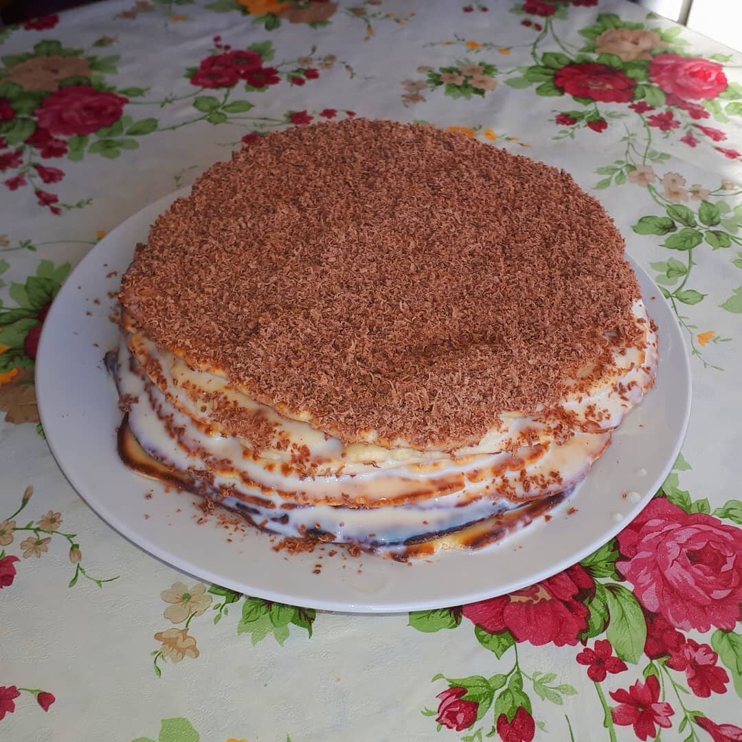 Марина готовит быстрый торт без выпечки