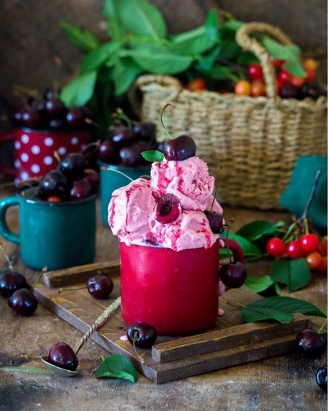 Мороженое с вишней