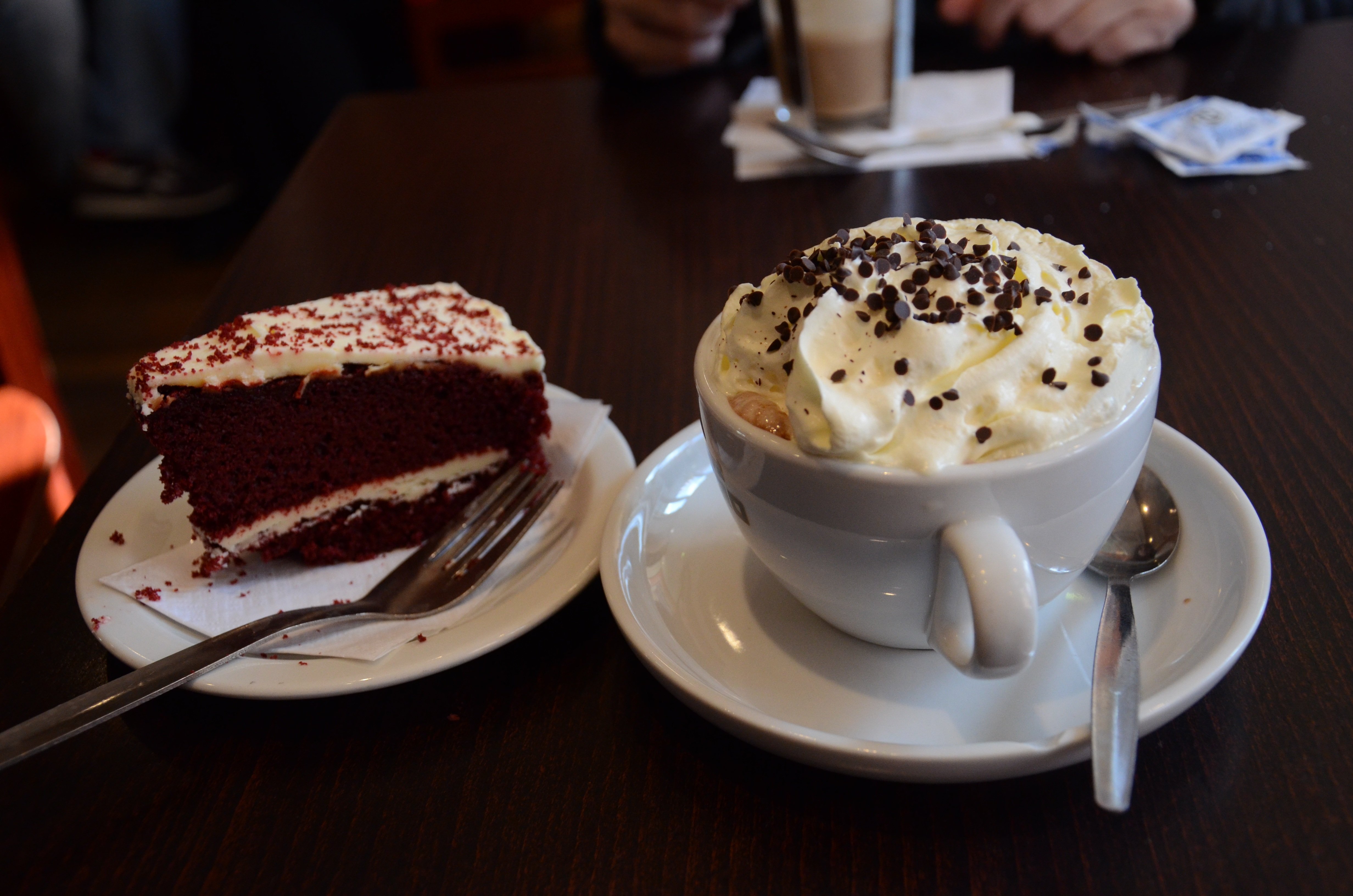 Горячий шоколад кафе. Кофе и торт. Кофе и пирожное. Кофе с пирожным. Кофе с тортиком.