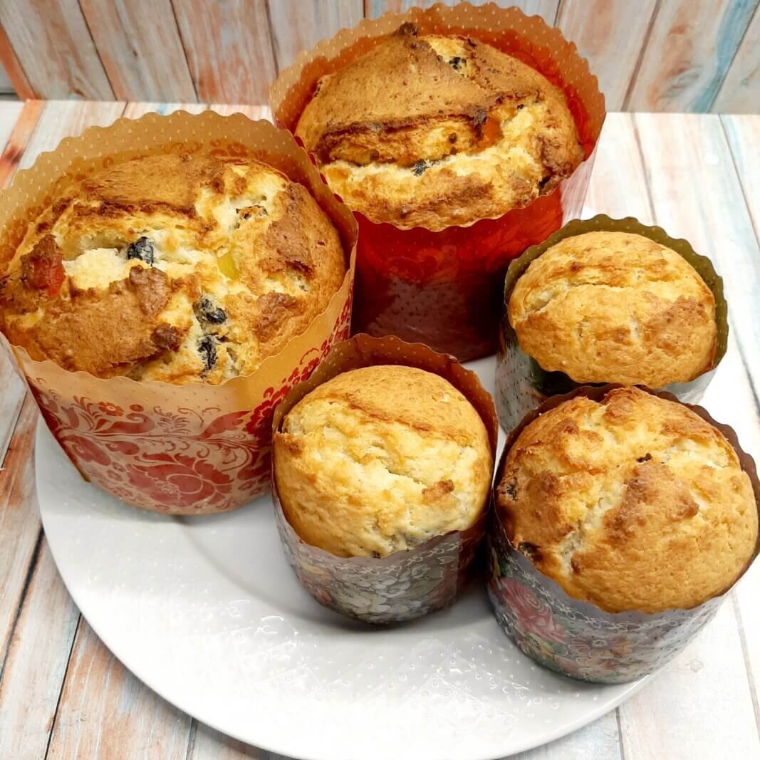 Кулич украшенный ромашками