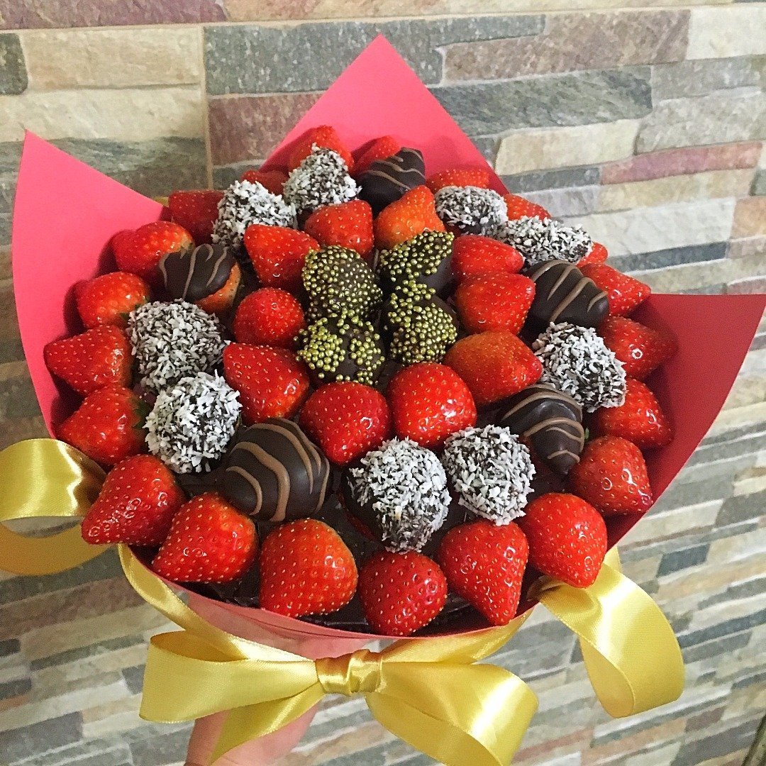 Сладкие букеты с клубникой