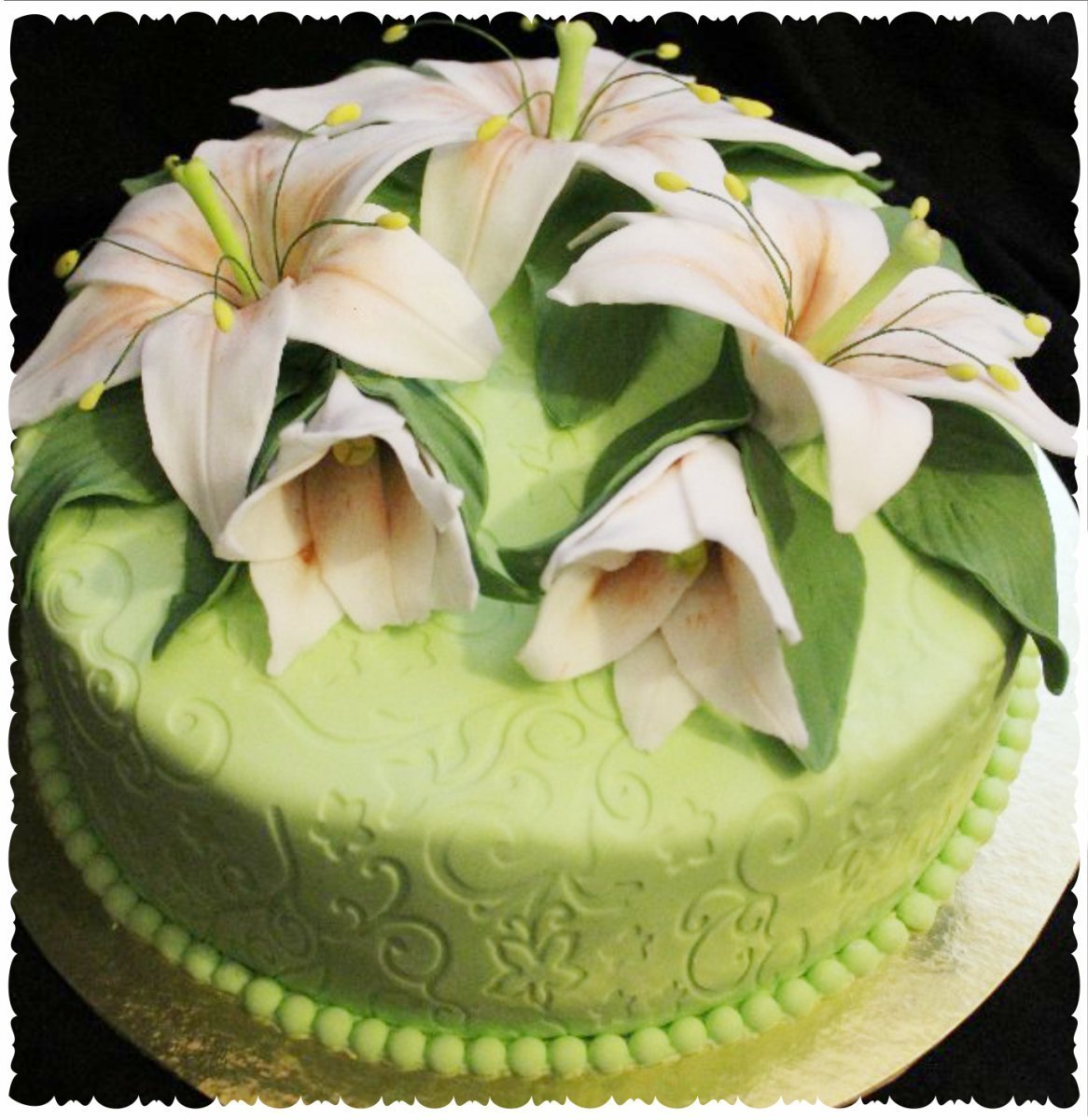 Торт с лилиями