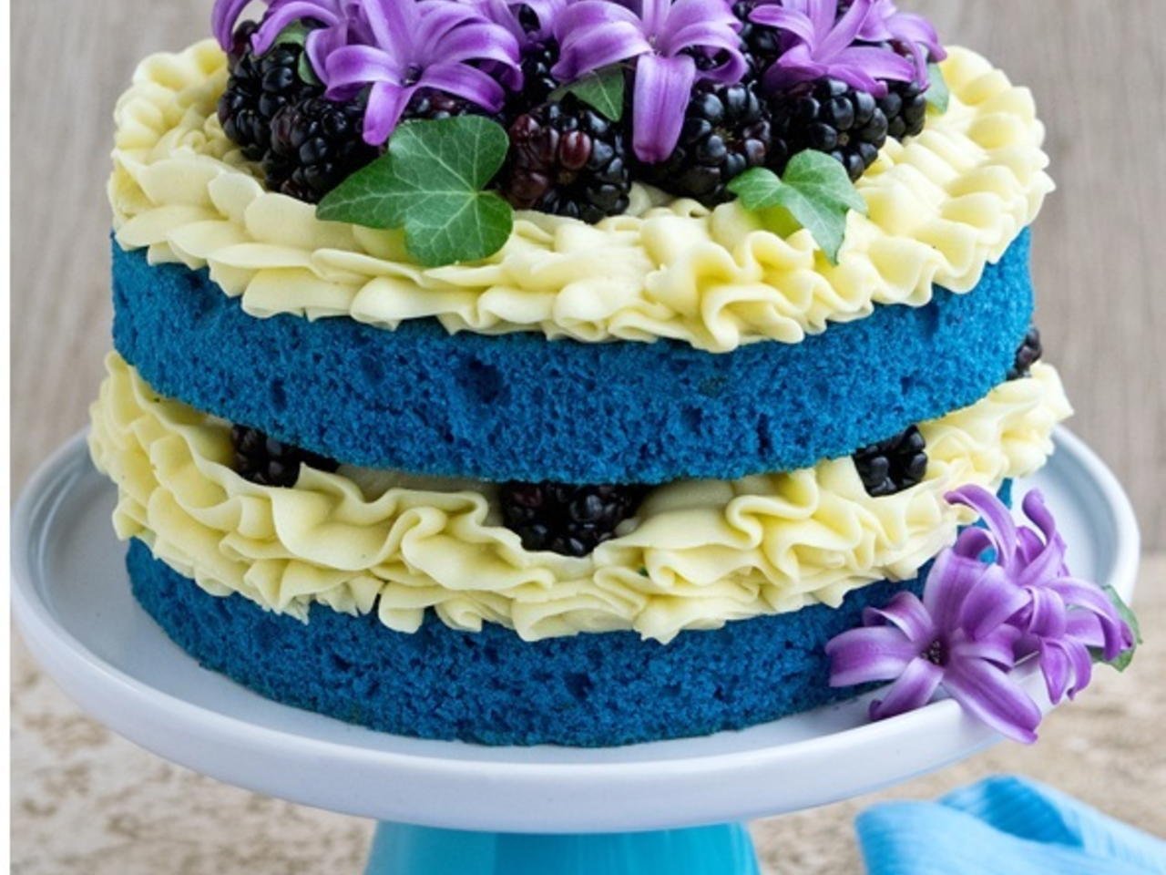 Кремово синий. Торт синий вельвет. Голубой торт. Украшение голубого торта. Торт синий бархат.