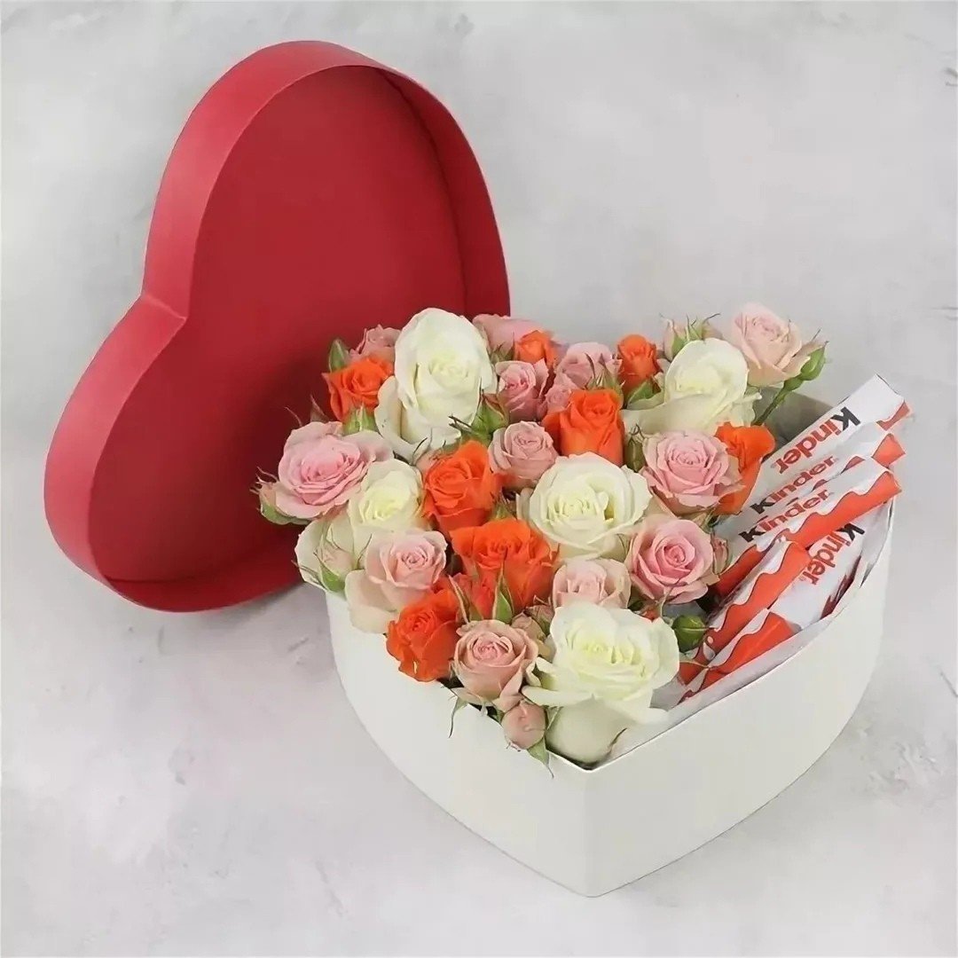 Коробочка с цветами и конфетами