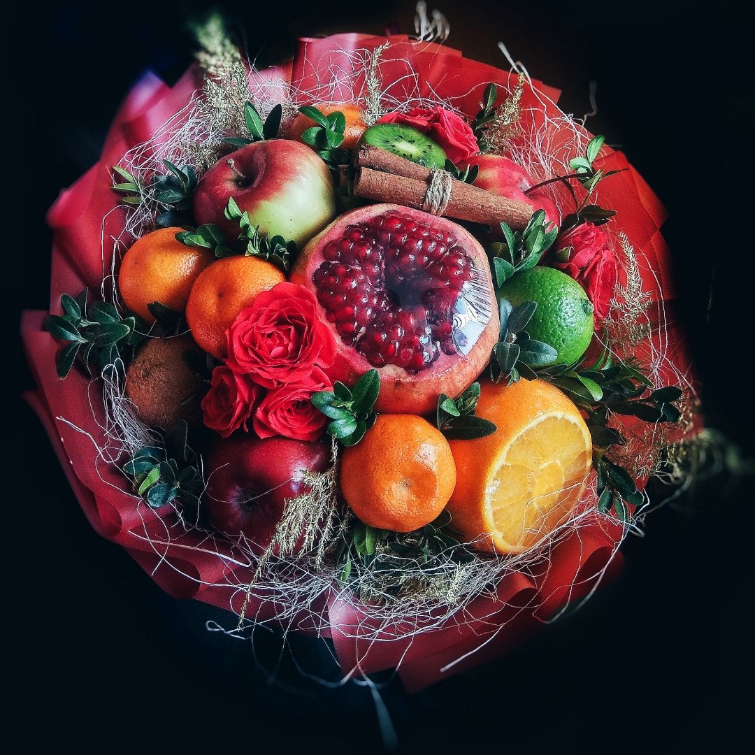 Цветы с клубникой в шоколаде в коробке заказать