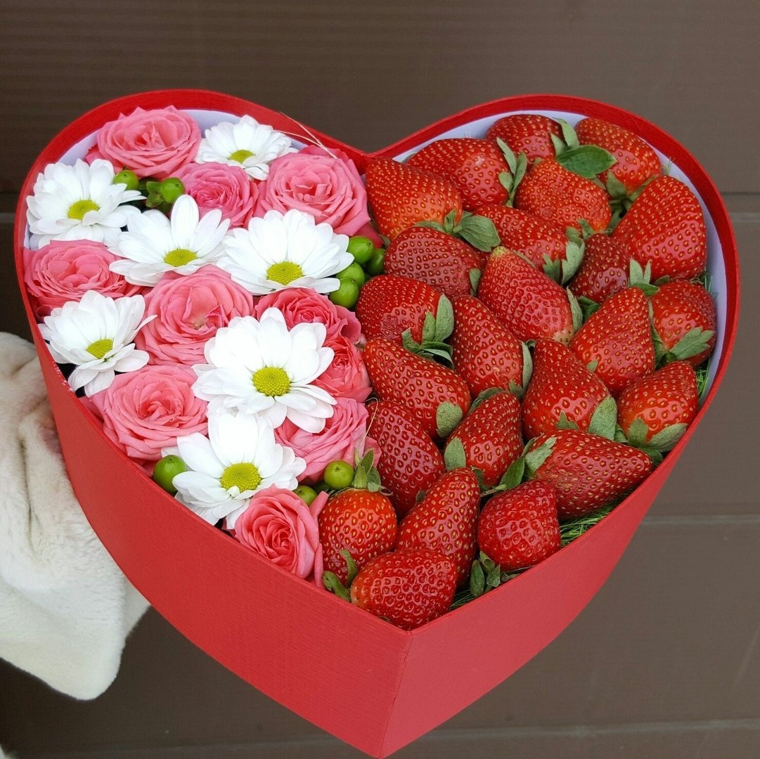 Букет с клубникой и цветами