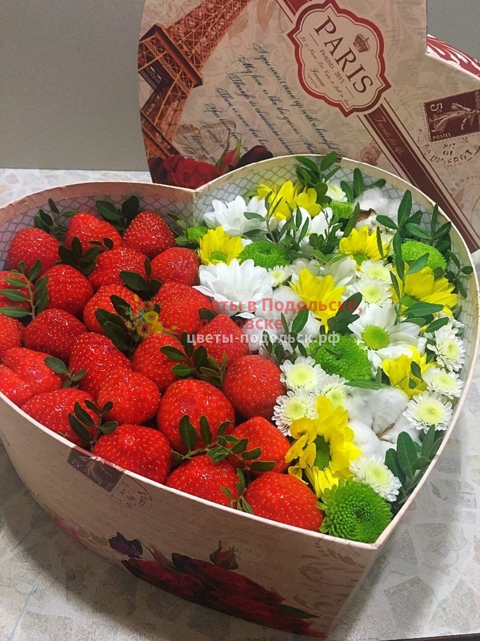 Клубника в шоколаде в шляпной коробке