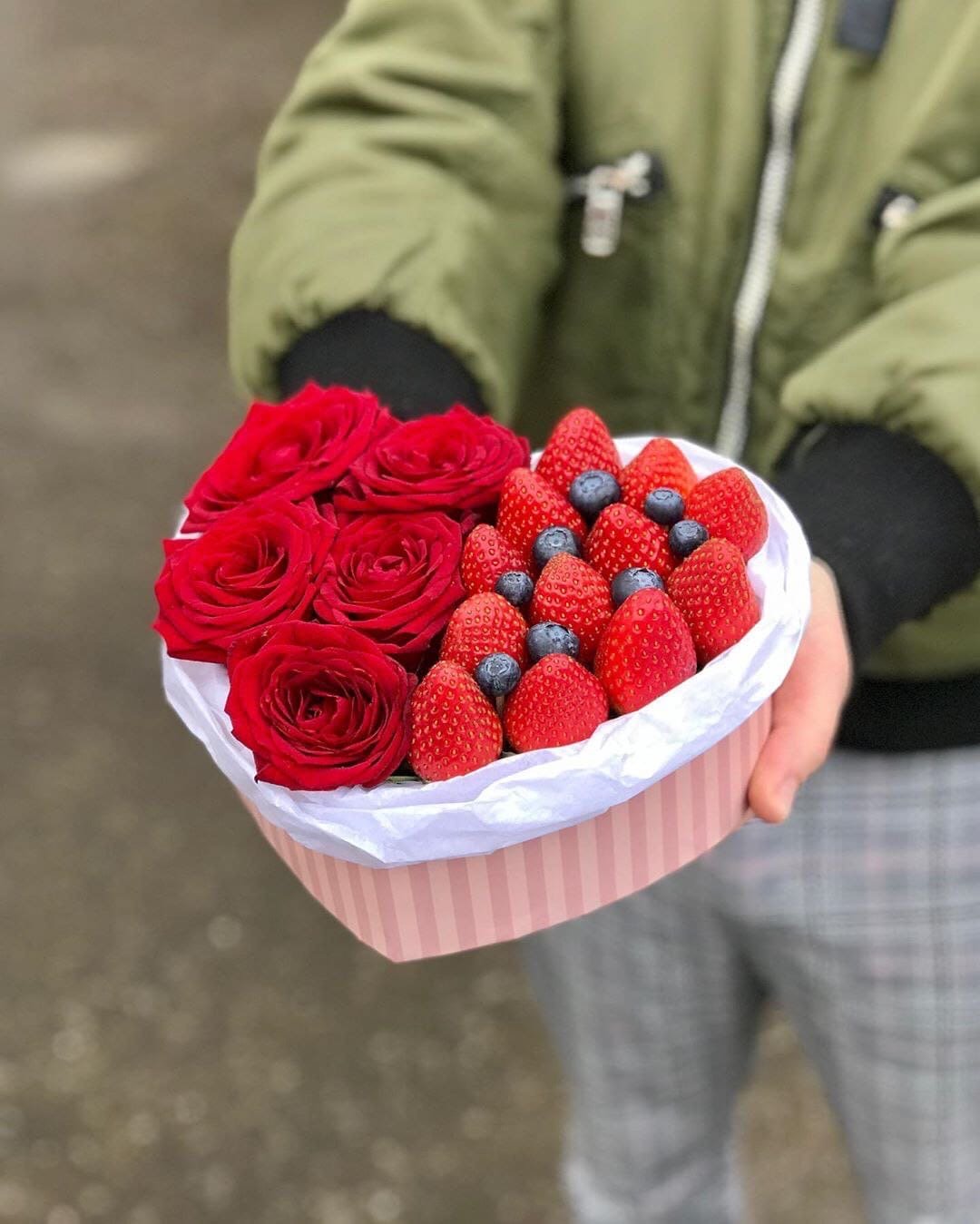 Цветы и клубника в коробке