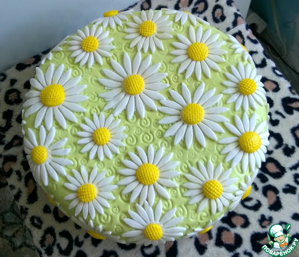 Торт на день рождения с ромашками