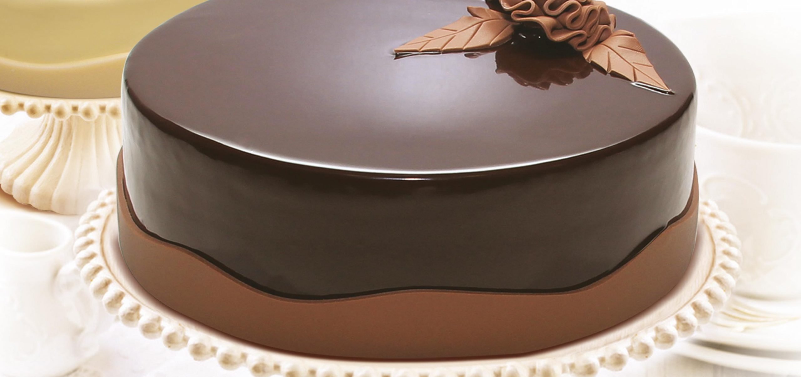 Чиза ганаша. Шоколадная глазурь ганаш. Ганаш для торта шоколадный. Торт покрытый шоколадной глазурью. Крем ганаш.