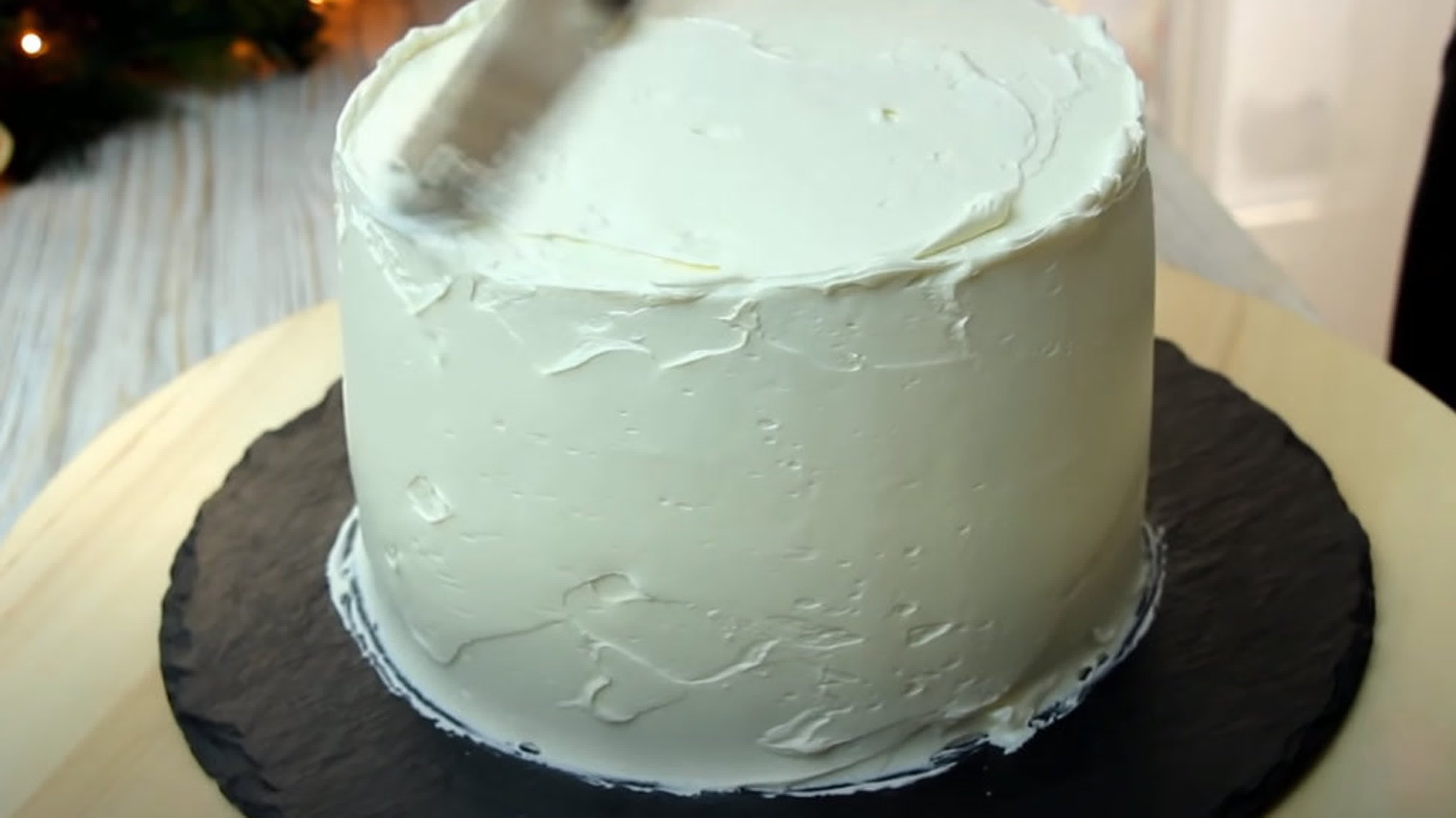 Выравнивание белым шоколадом. Взбитый ганаш на торте. Белый ганаш для покрытия торта. Покрытие торта ганашем. Торт покрытый белым шоколадом.