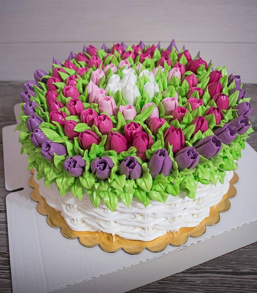Торт с кремовыми тюльпанами