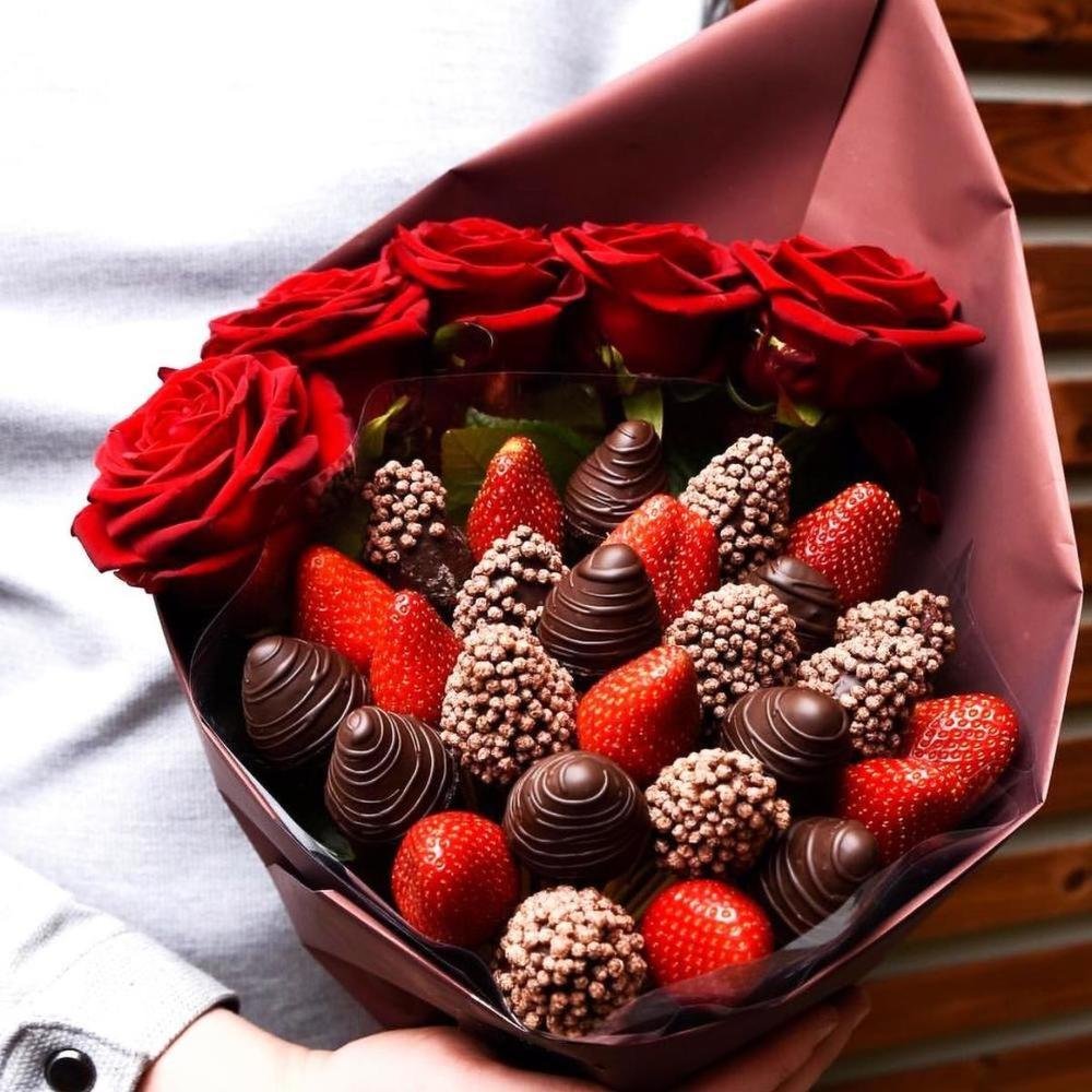 Клубника в шоколаде и цветы