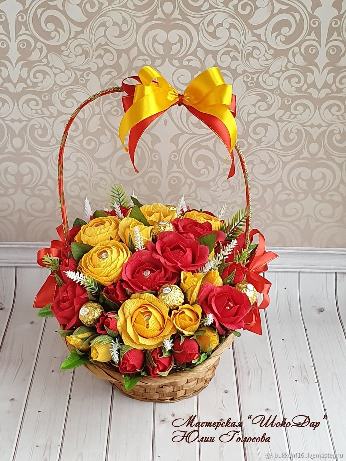 Сладкий букет в корзине