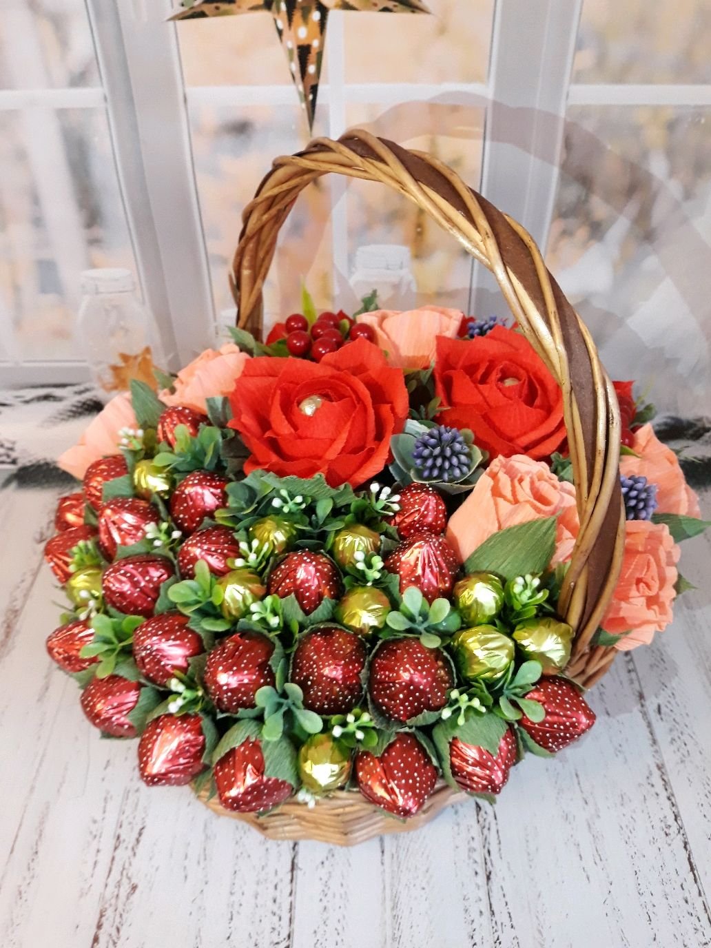 Конфетный букет в корзине