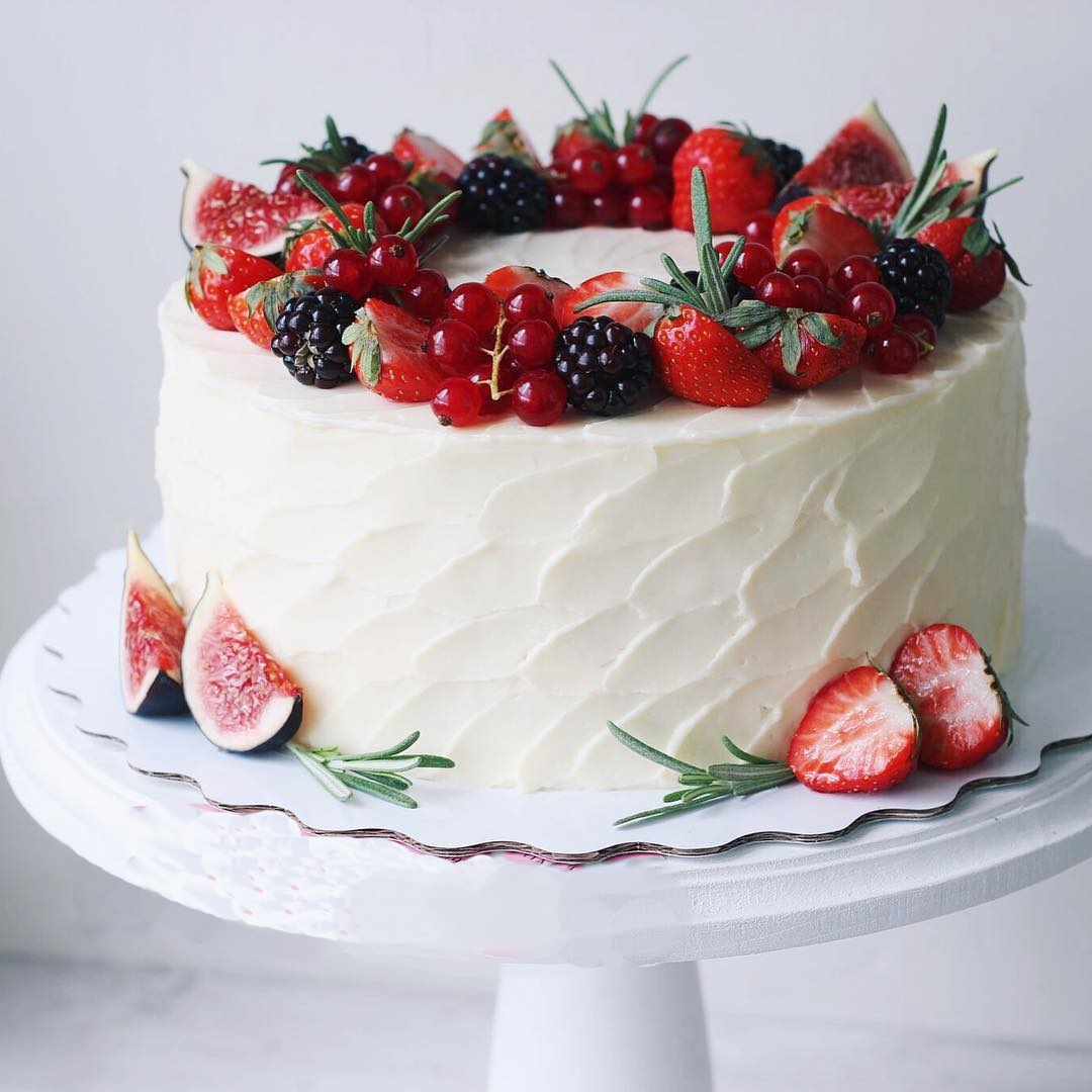 Белый торт с ягодами