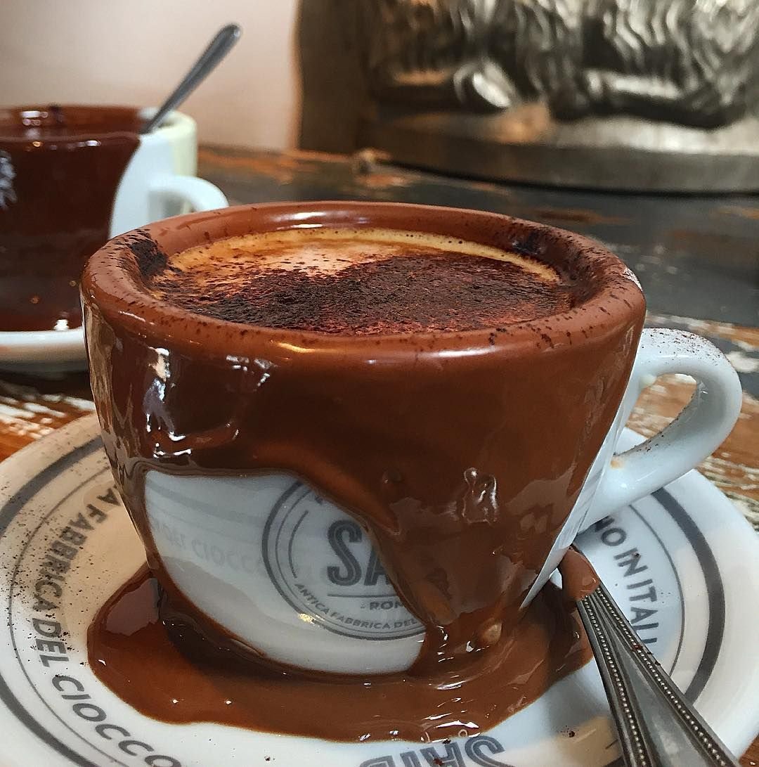Красивые пирожные и кофе