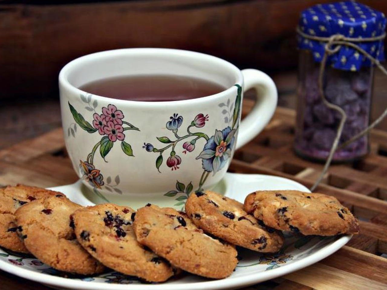 Чай пью с печеньями. Чай с печеньками. Печенье с чаем. Чашечка чая с печеньем. Кружка чая с печеньем.
