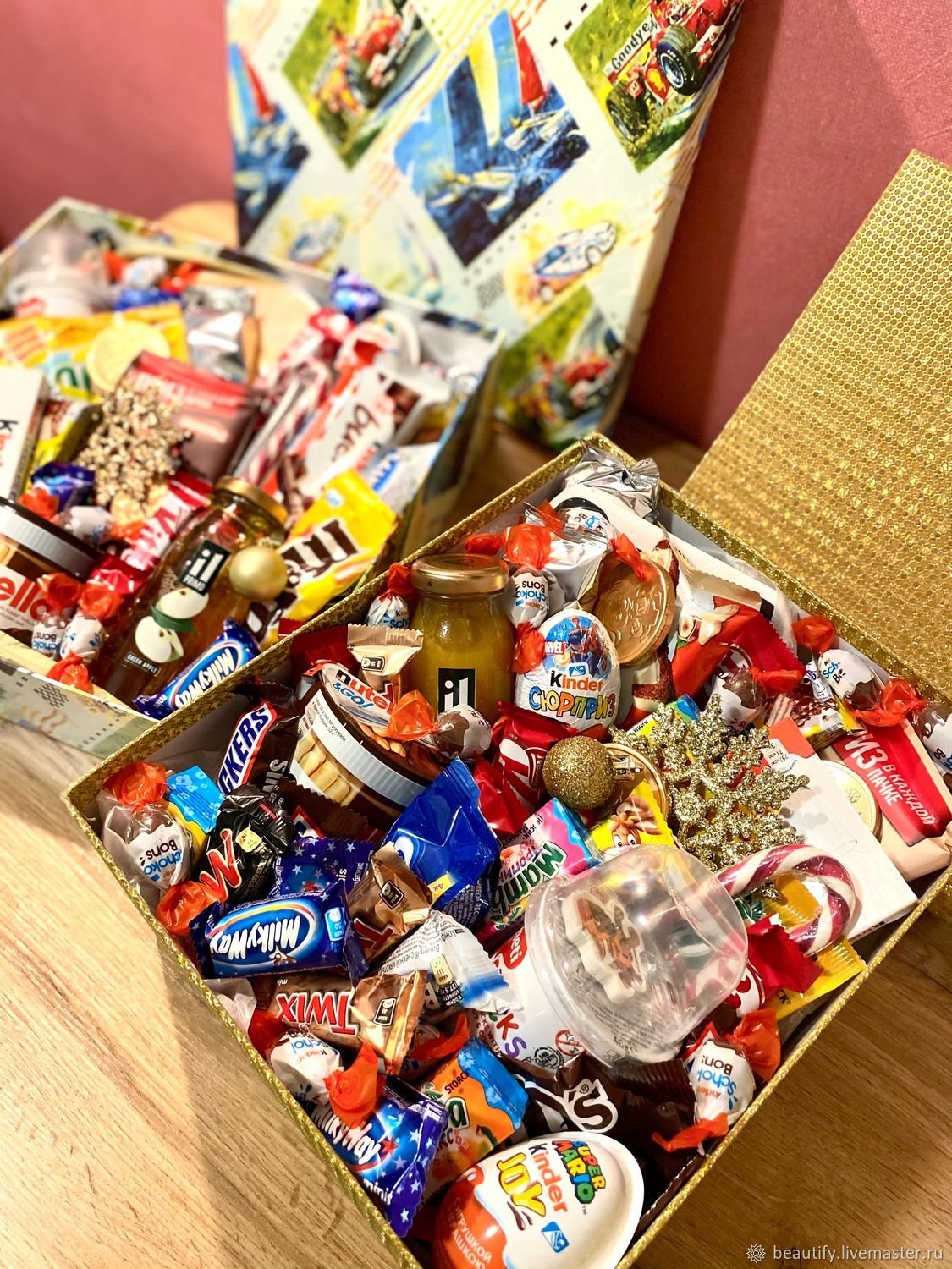 Огромная коробка сладостей