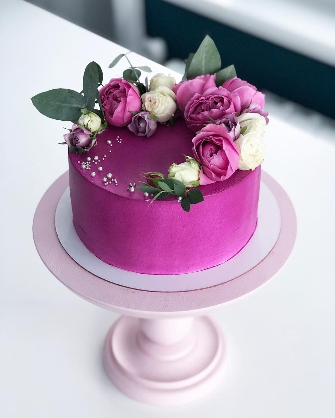 Оформление торта живыми цветами