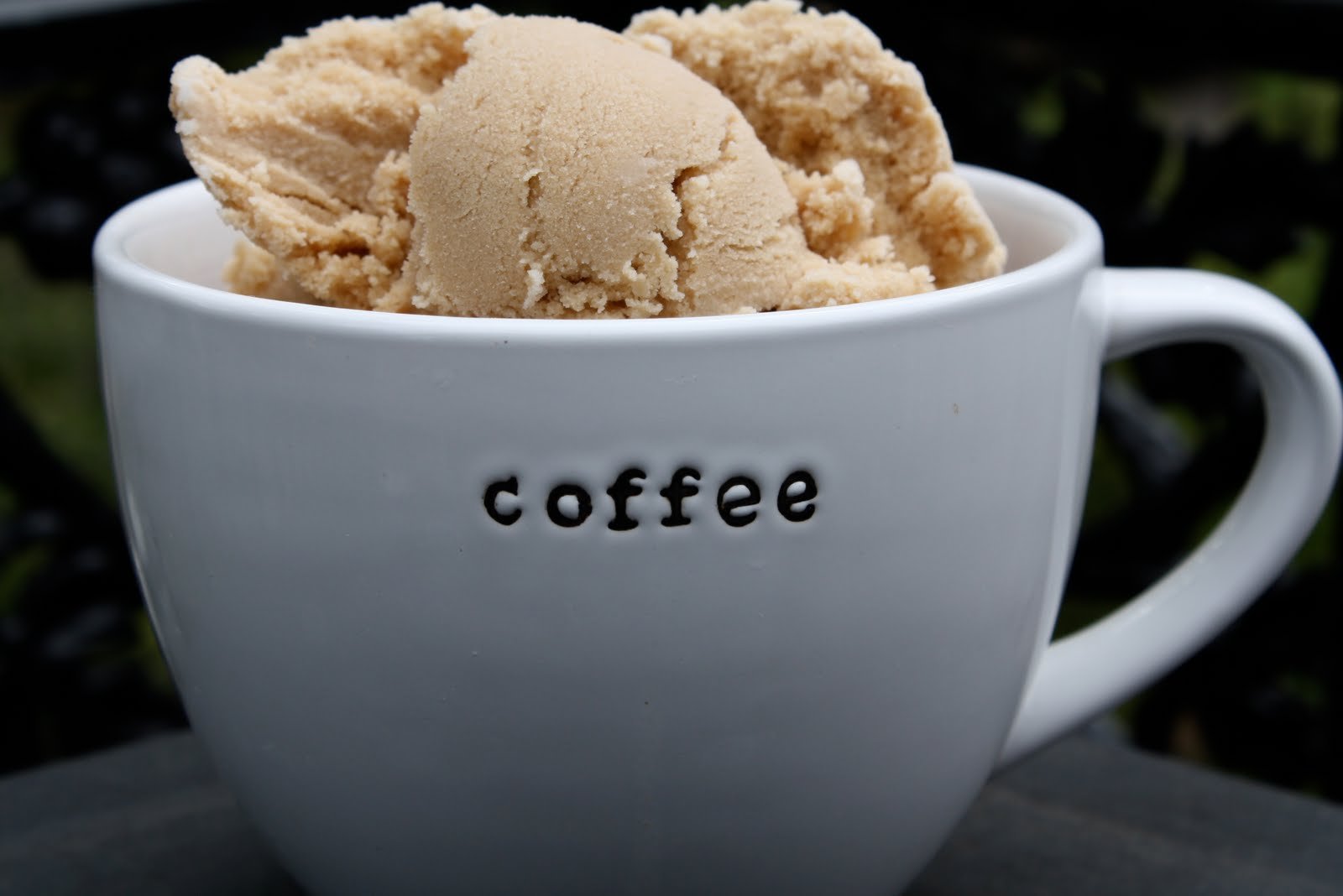 Кофе после мороженого. Кофе с мороженым. Чашка кофе и мороженое. Мороженое кофейное. Мороженое сливочно кофейное.