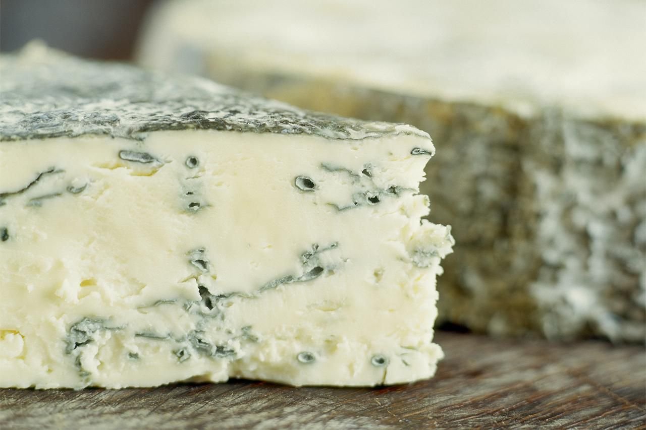 Сыр с голубой плесенью. Сыр Blue Cheese. Сыр дор Блю чиз. Сыр с плесенью Блю чиз. Сыром Блю чиз.