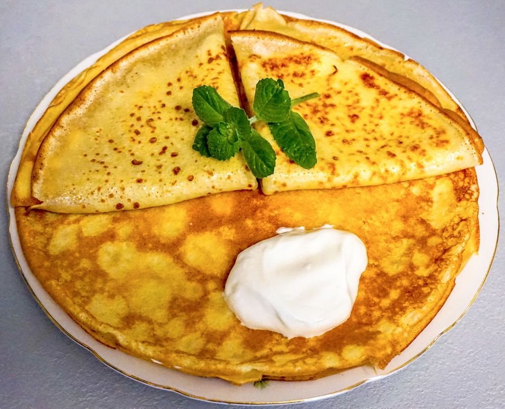 Блинчики с джемом и сметаной