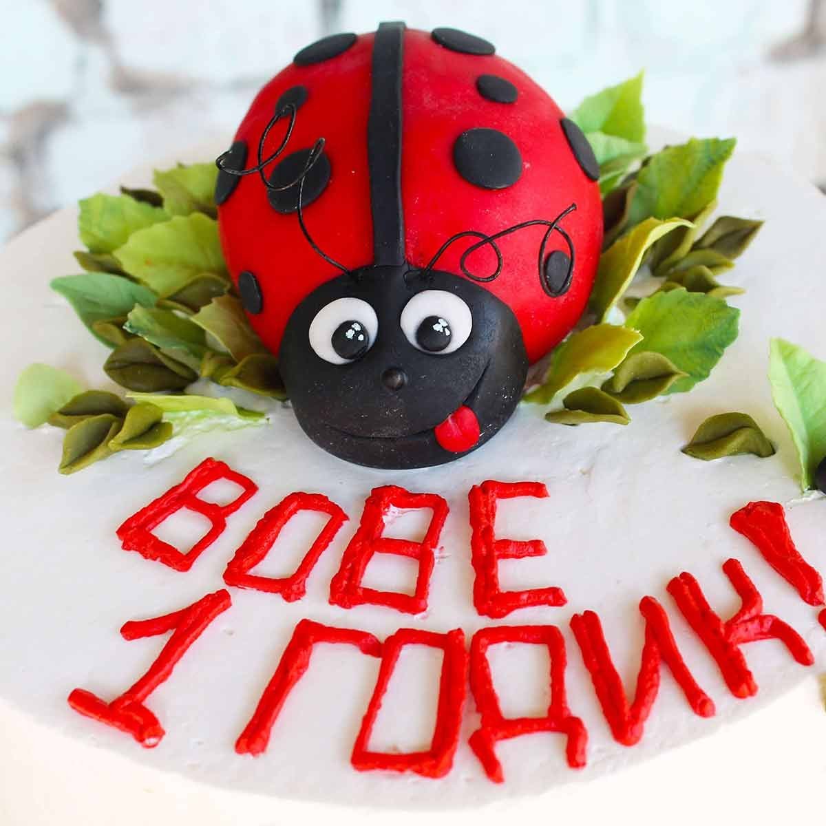 Божья коровка из мастики на торт