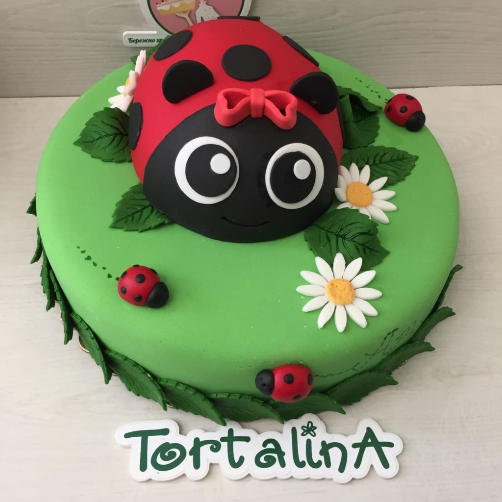 Детский торт с божьими коровками