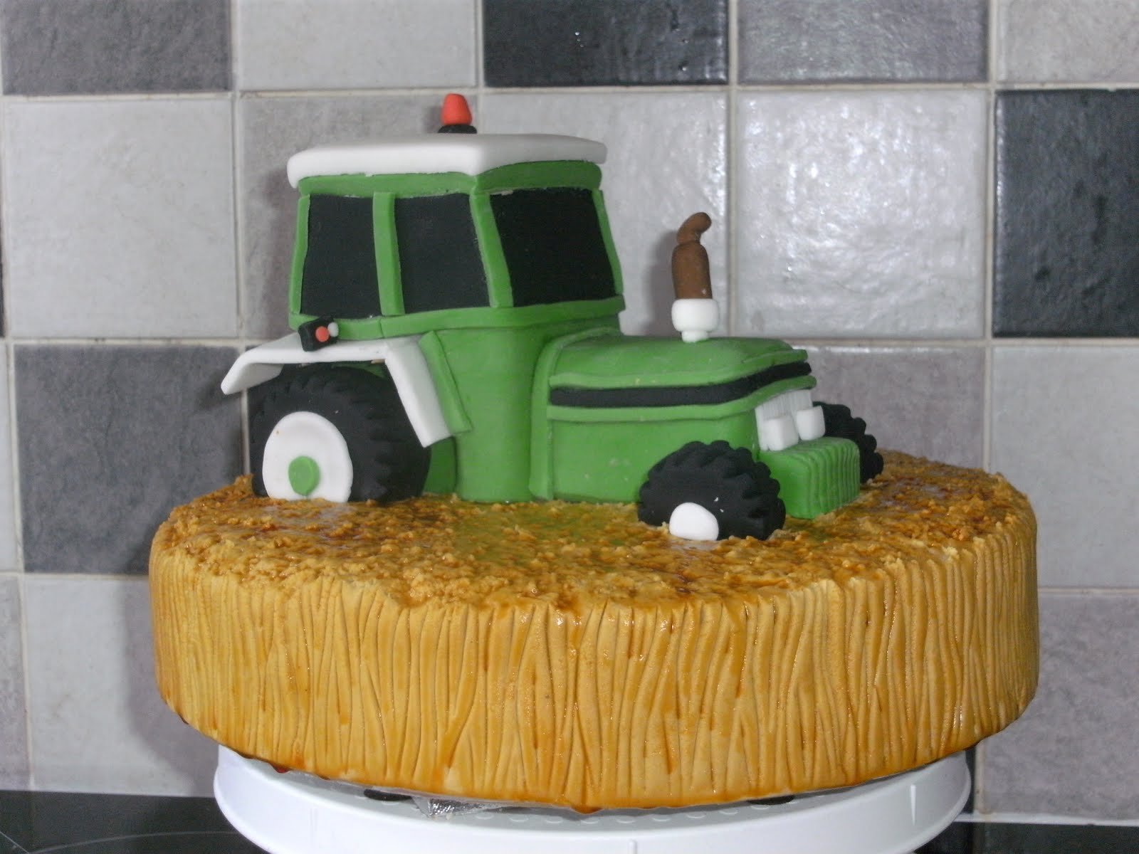 Торты тракторы фото. Торт трактор Кировец кремовый. Т150 трактор торт. Торт с трактором для мальчика. Торт в виде трактора для мальчика.