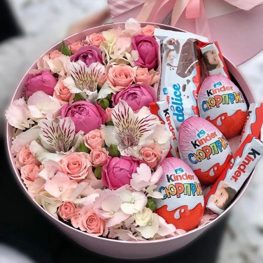 Коробочки с цветами и сладостями