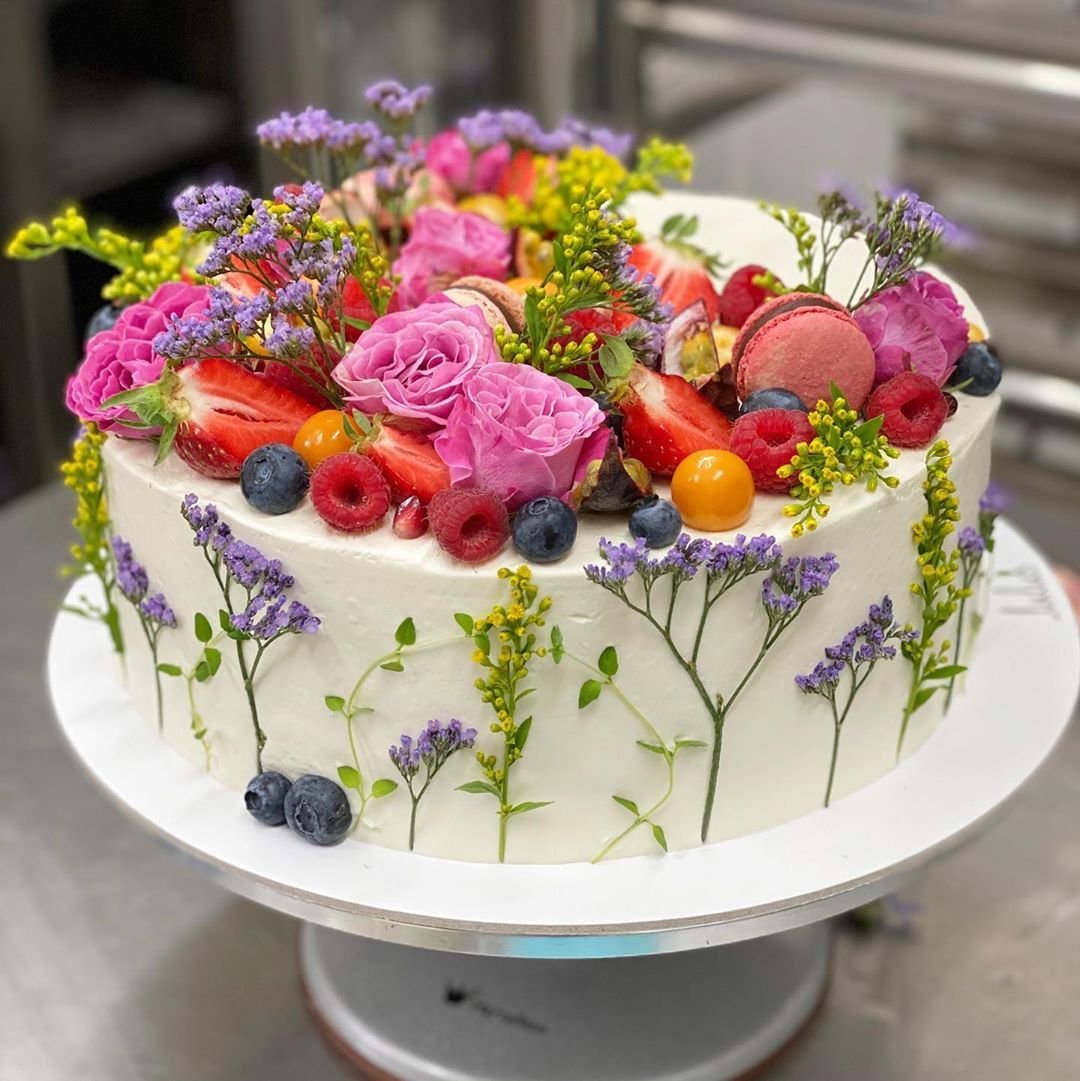 Украсить торт живыми. Красивые торты. Торт с цветами. Украшение торта живыми цветами. Необычное украшение торта.