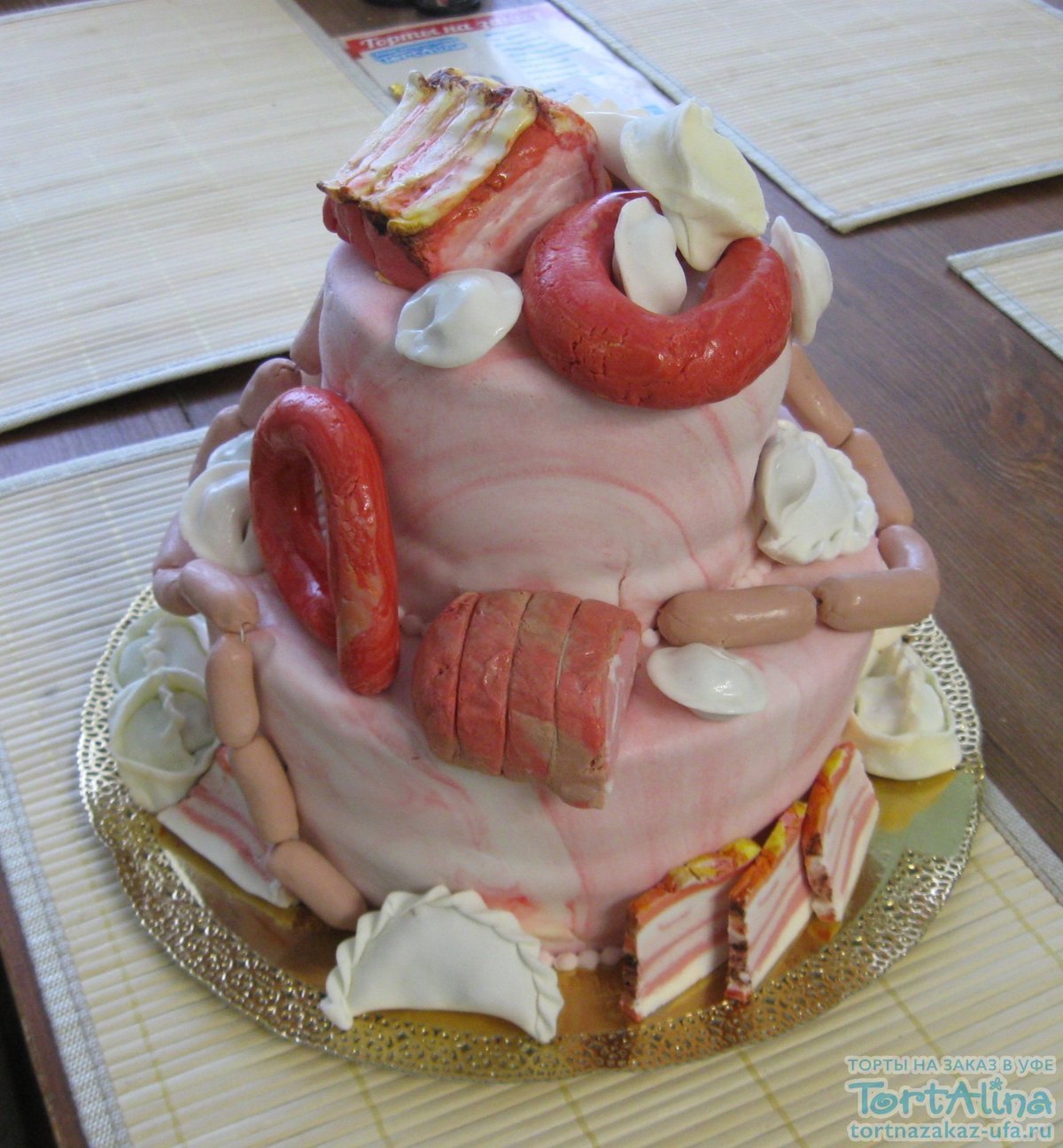 Украсить мясной торт