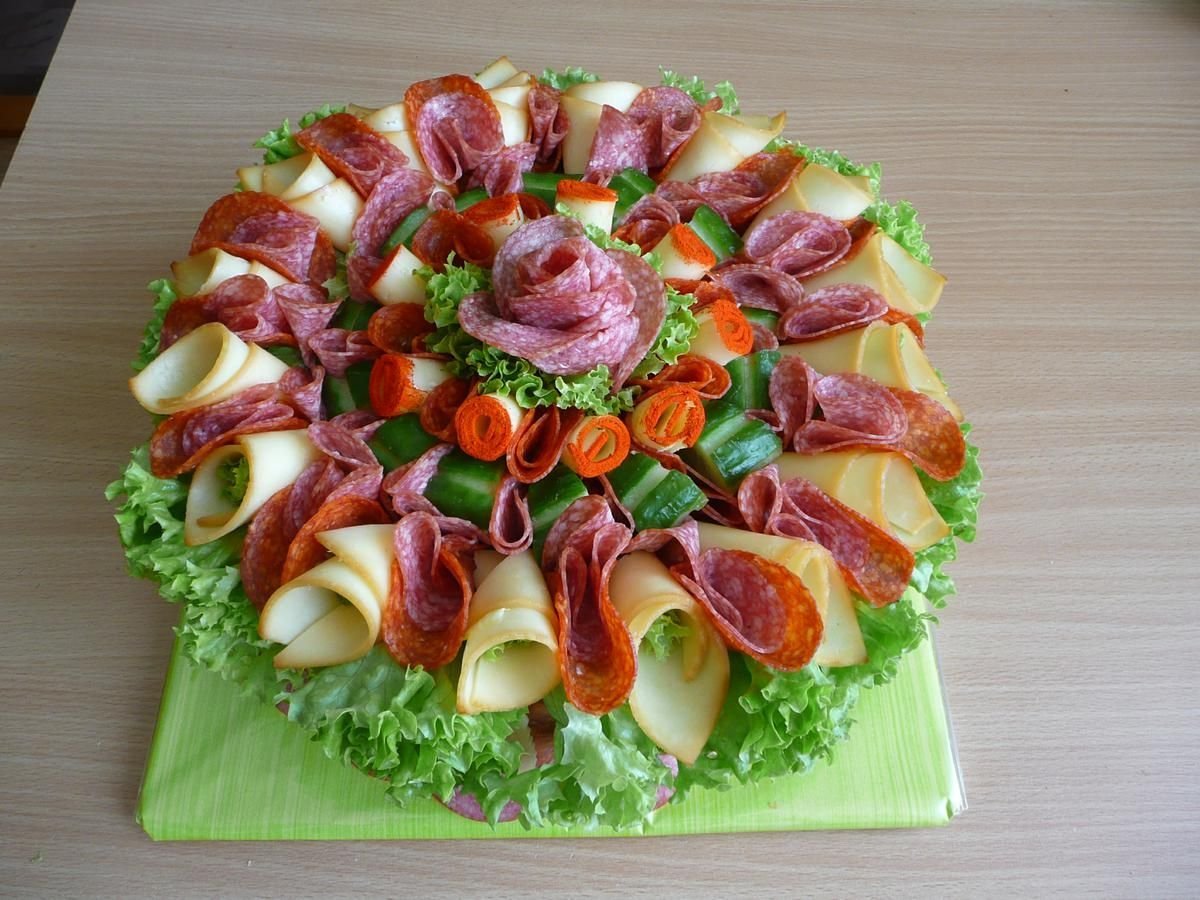 Торт из мясной нарезки