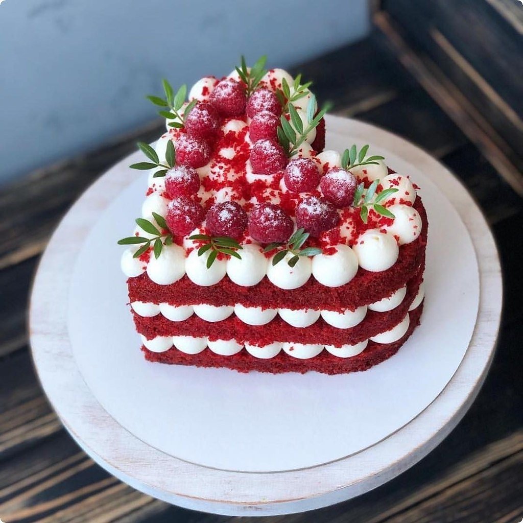 Как украсить торт клубникой и черникой