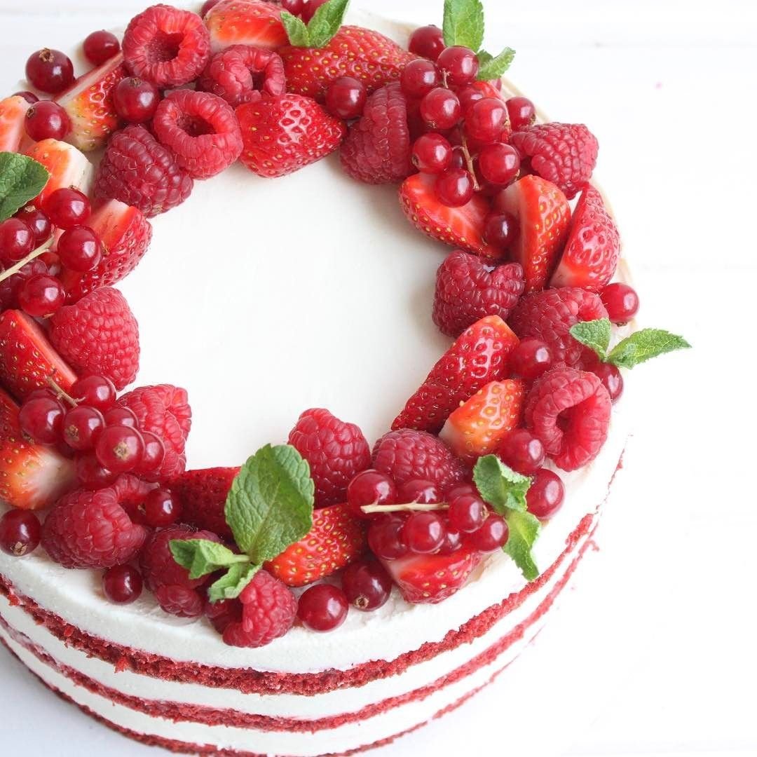 Торт корзина с клубникой