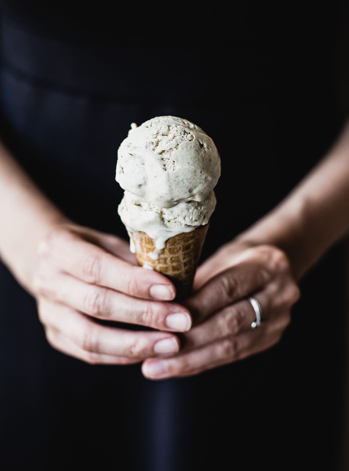Мороженка на двоих. Мороженое. Мороженое в руке. Мороженое красиво. Самое красивое мороженое в мире.