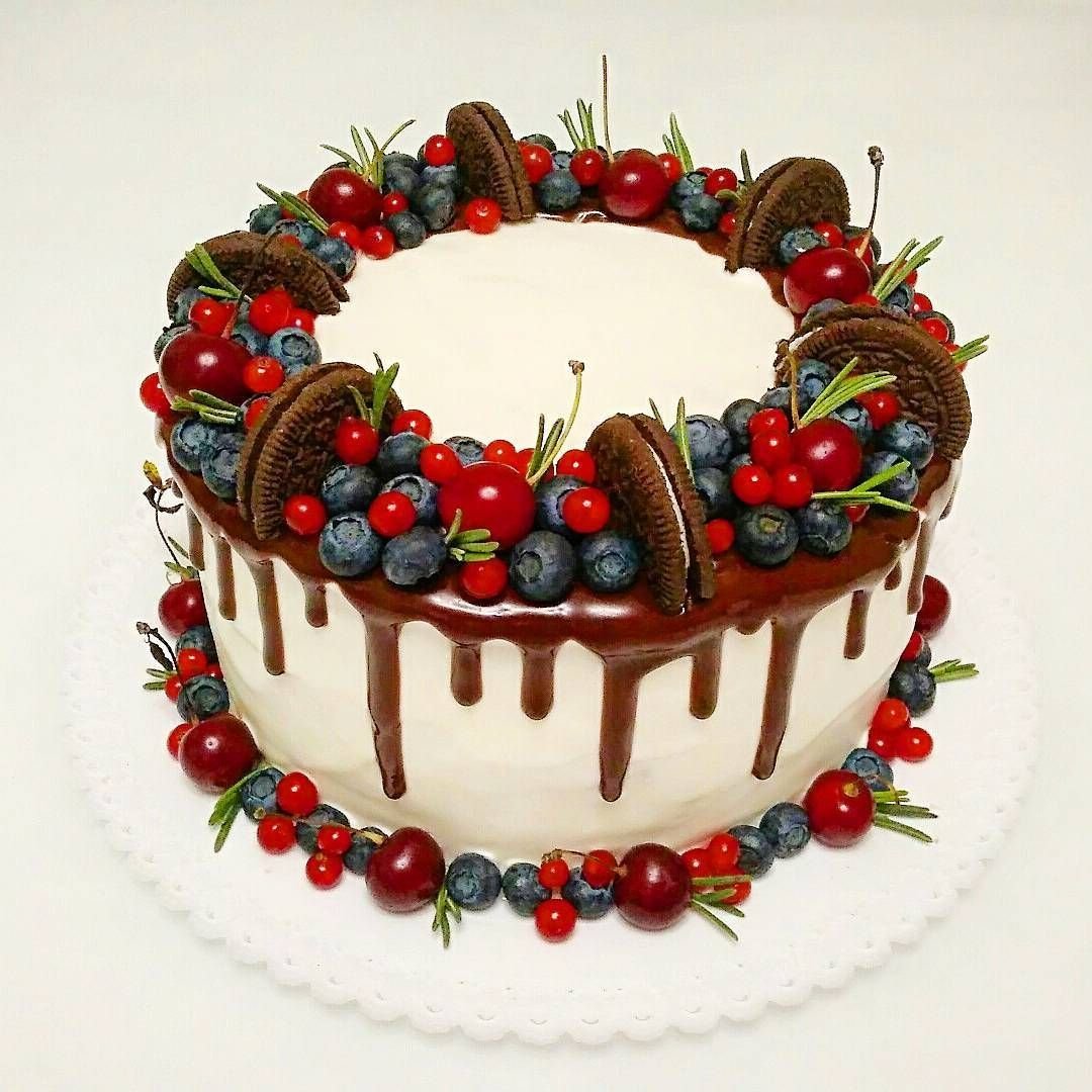 Торт украшенный малиной и клубникой