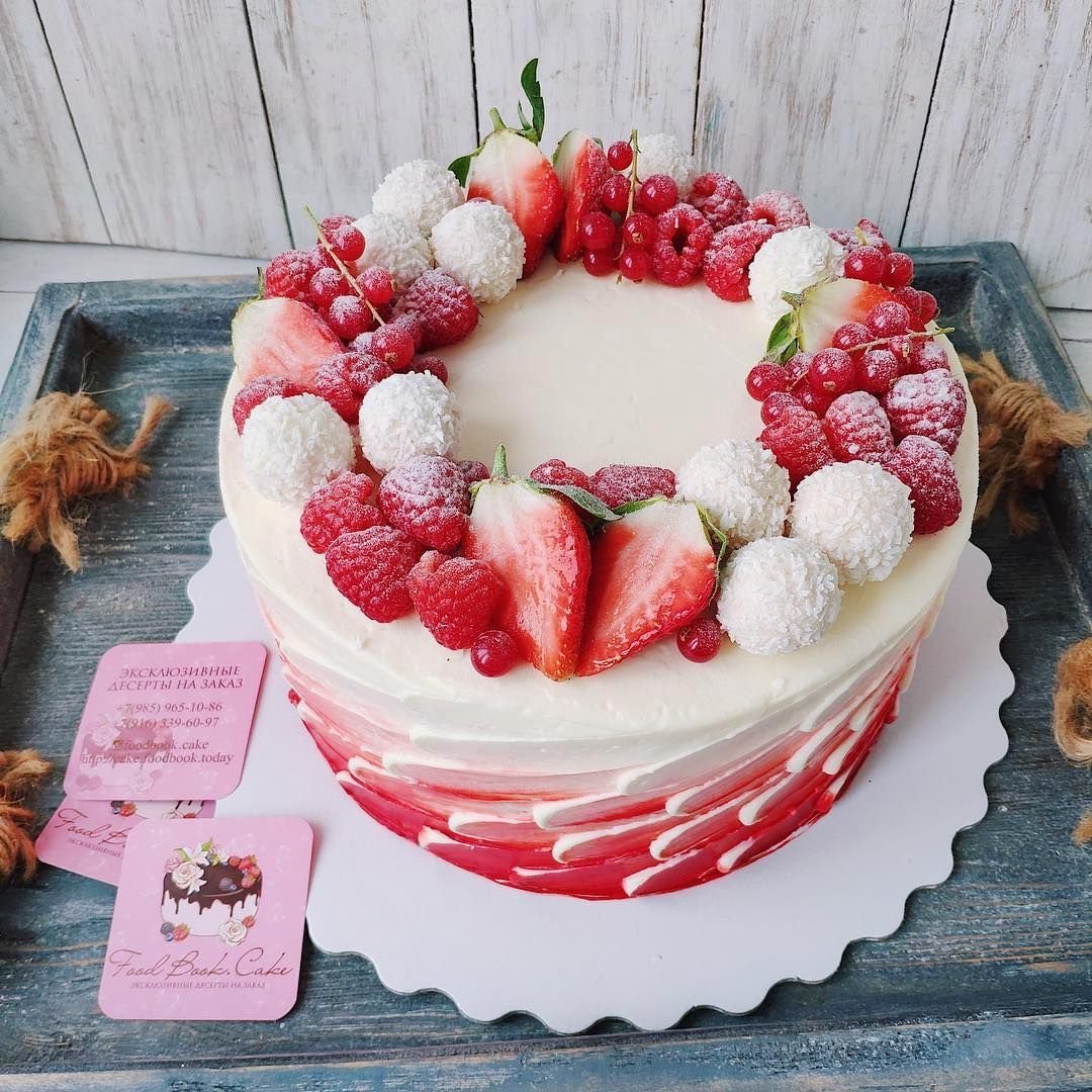 Красивый торт с клубникой