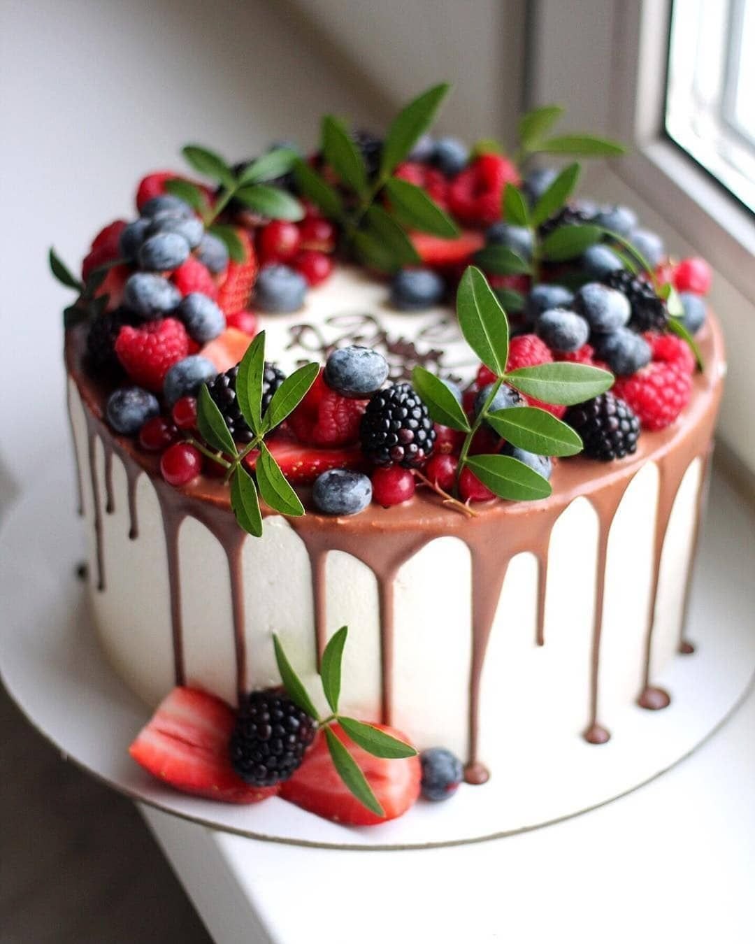 Торт с ягодами наверху