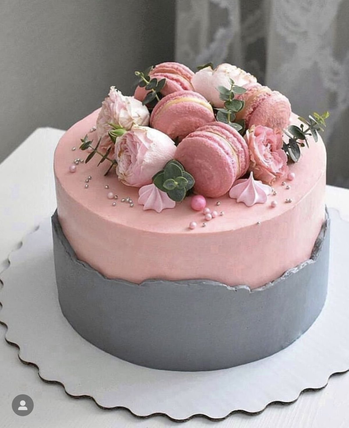 Красивый торт с макарунами