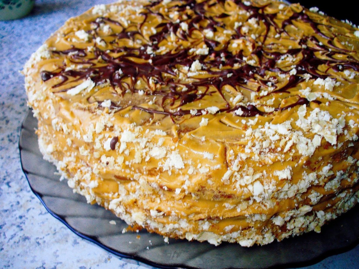 Шоколадный торт с орехами
