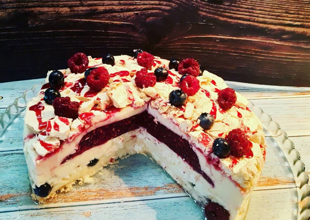 Свадебный торт с макаронами и ягодами