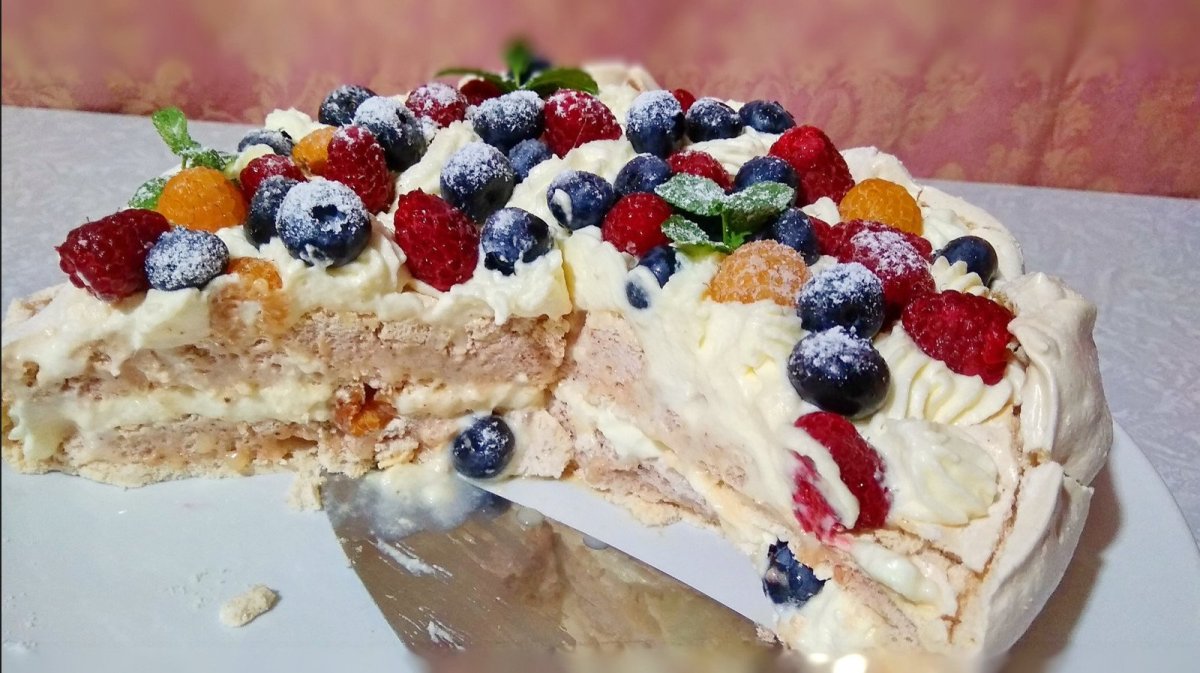 Украшение торта клубникой и безе