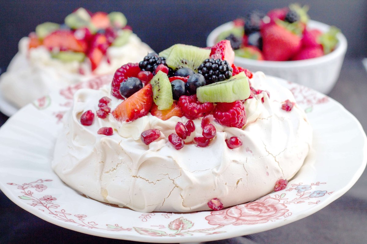 Меренговый рулет с малиной и фисташками