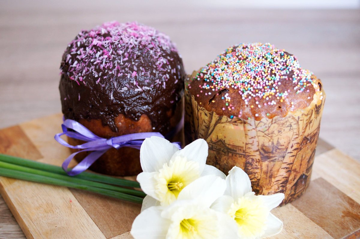 Кулич с глазурью с изюмом и цукатами