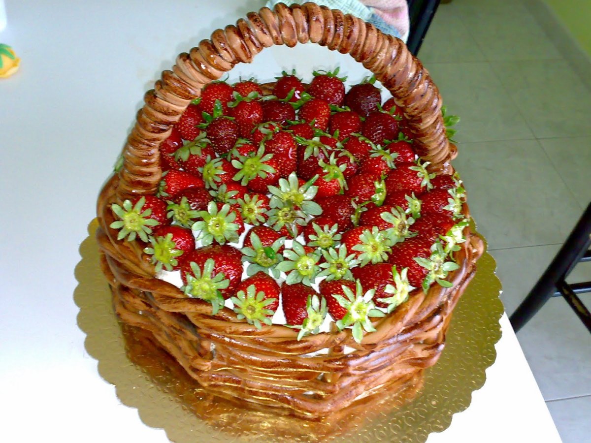 Торт корзина с крышкой с фруктами