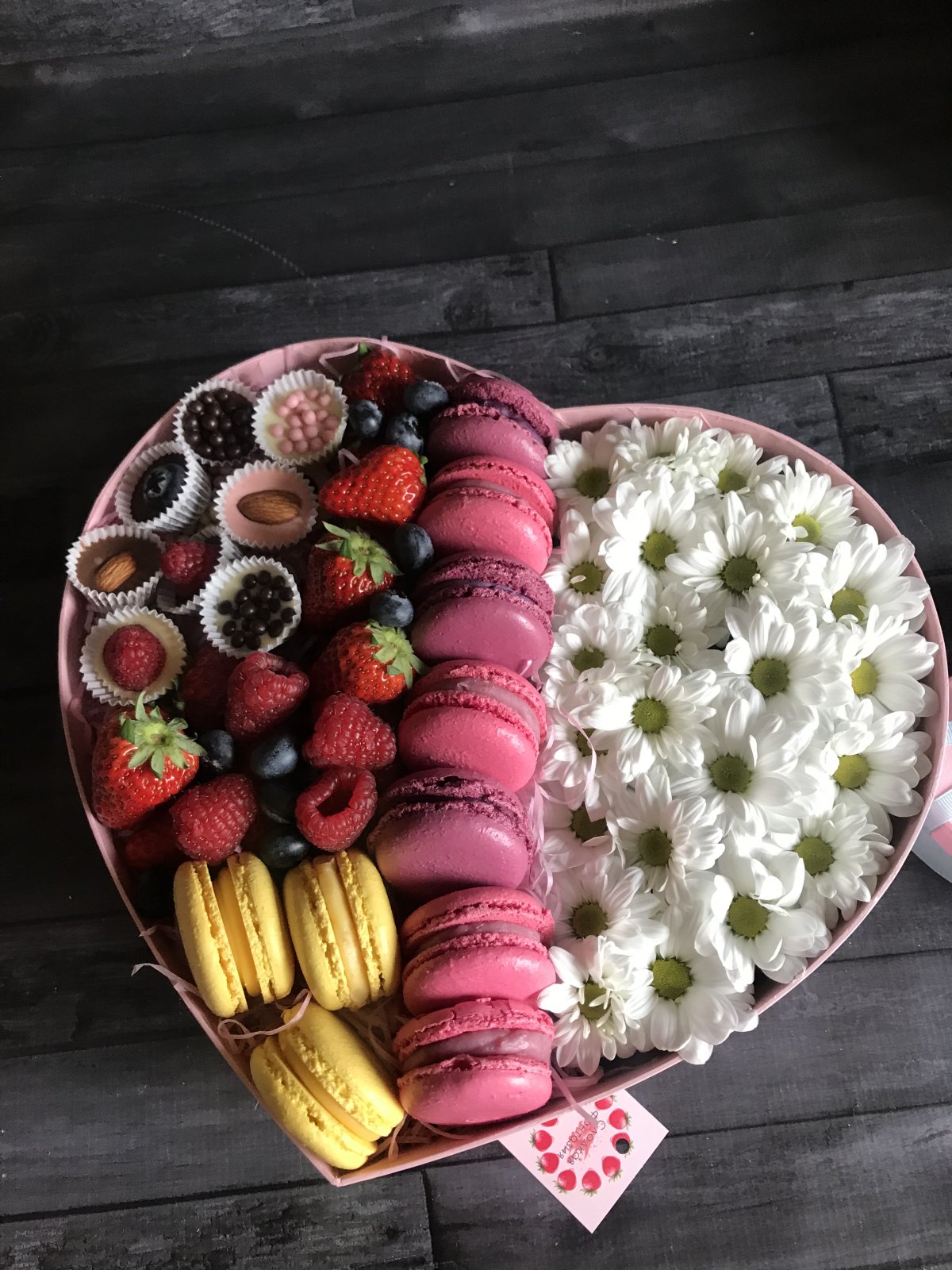 Коробка с цветами и сладостями и фруктами